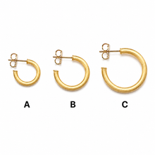 Load image into Gallery viewer, SE1030 2.5mm Brushed 18k Gold Plated Hoops