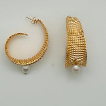 Load image into Gallery viewer, SE804FP Hoop Earrings with a Freshwater Pearl drop